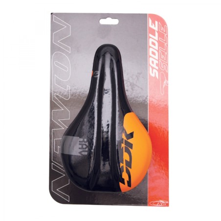 SELLE NEWTON ENFANT RAV NOIR DECO ORANGE 210x130mm AVEC TROU CENTRAL RAIL ACIER NOIR