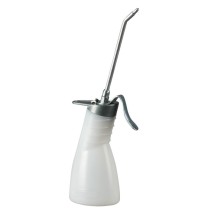 BURETTE ATELIER PRESSOL EN POLYETHYLENE TRANSPARENT 200ml  POMPE EN LAITON AVEC BEC RIGIDE 135mm PERMET UN DOSAGE GOUTTE A