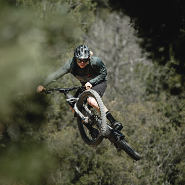 cycliste vtt en saut