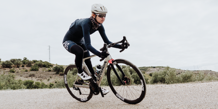 Cycliste sur route